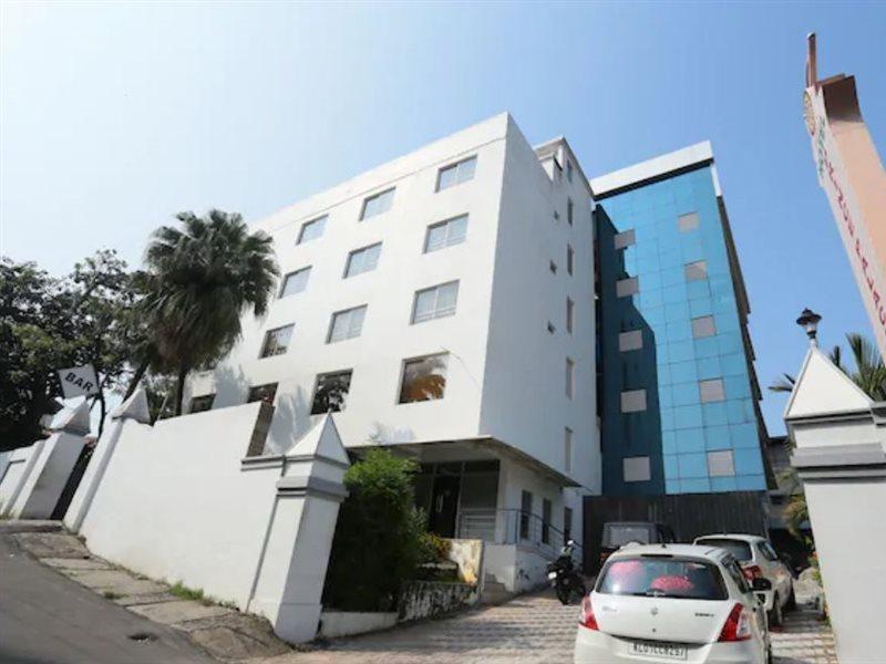 Oyo16910王子宫殿酒店 特里凡得琅 外观 照片