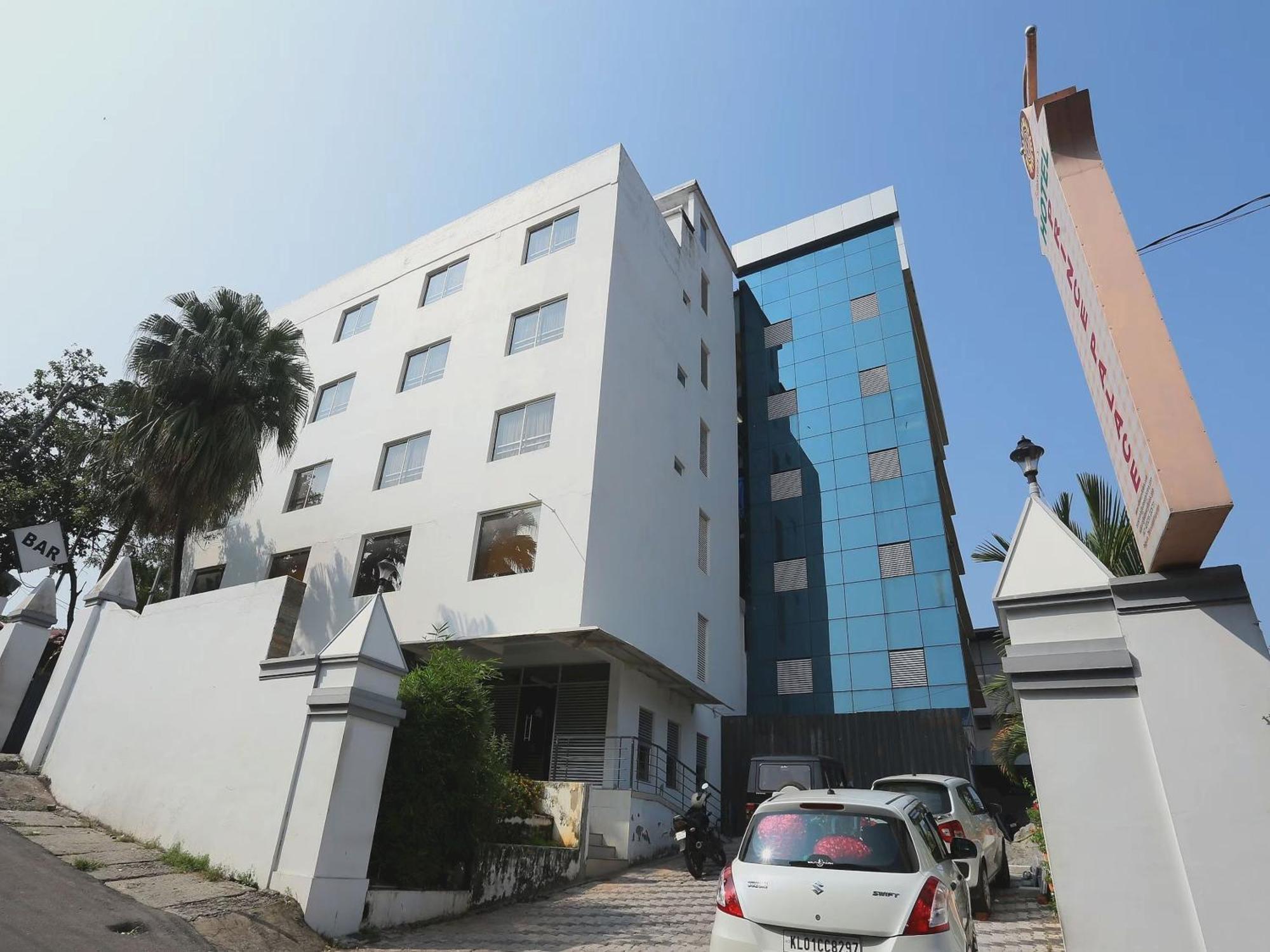 Oyo16910王子宫殿酒店 特里凡得琅 外观 照片