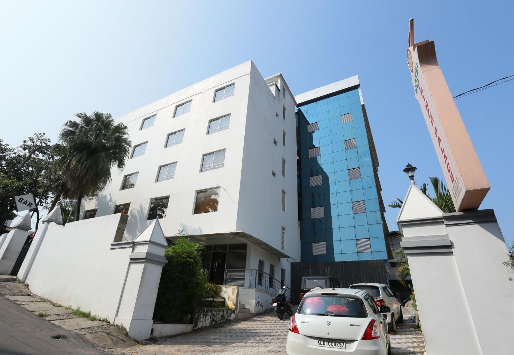 Oyo16910王子宫殿酒店 特里凡得琅 外观 照片