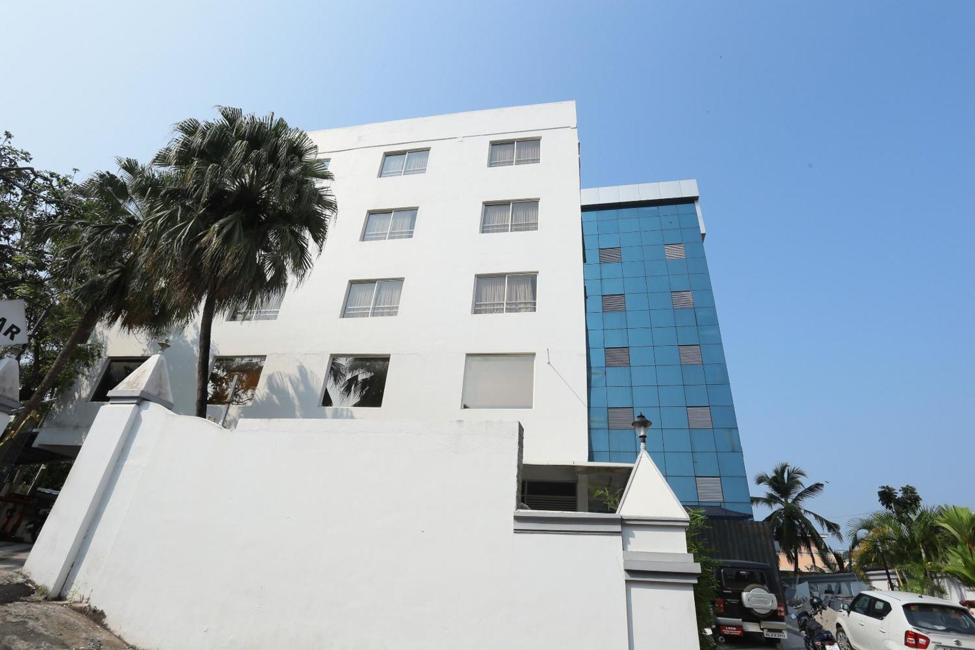 Oyo16910王子宫殿酒店 特里凡得琅 外观 照片