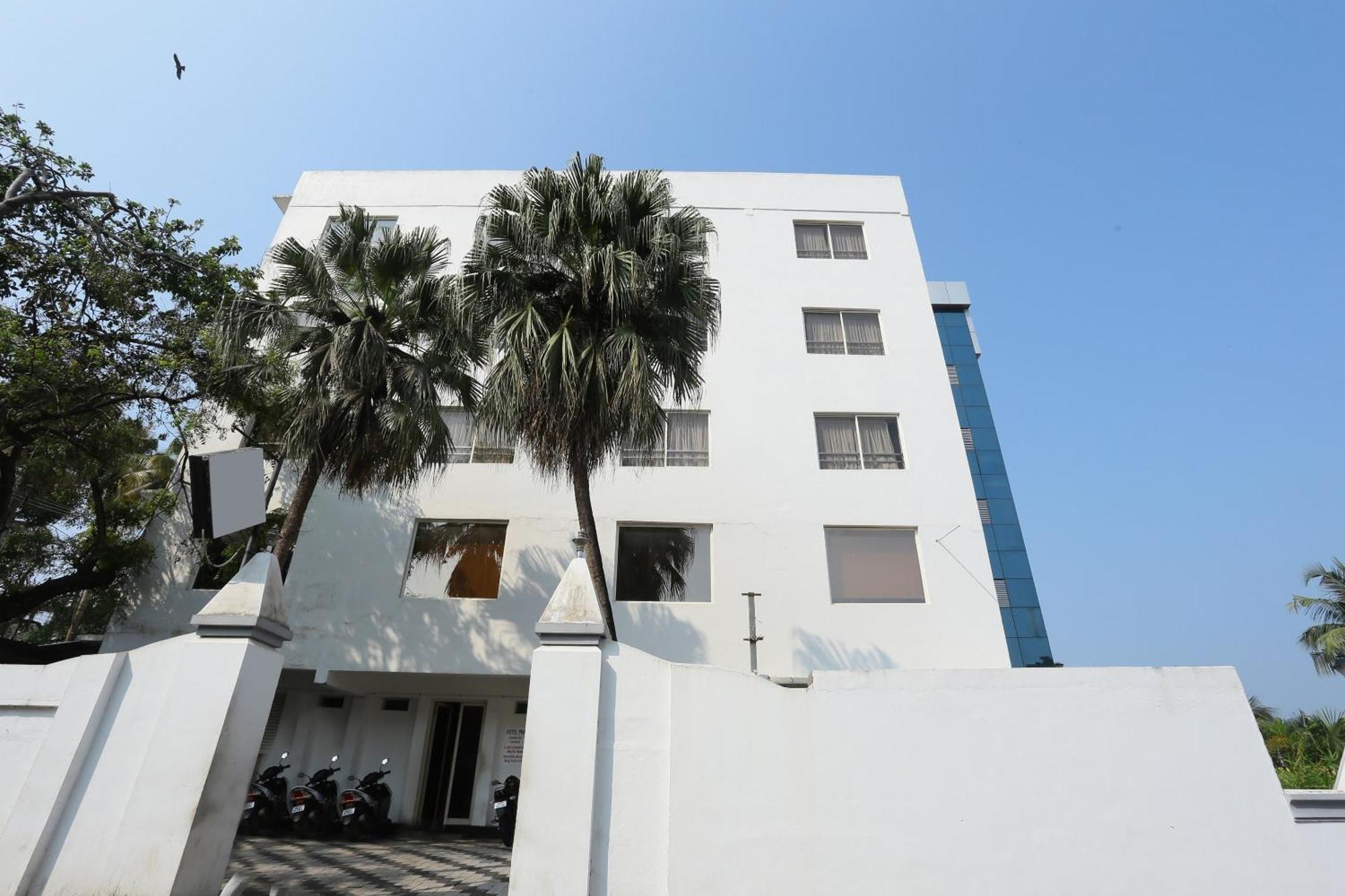 Oyo16910王子宫殿酒店 特里凡得琅 外观 照片